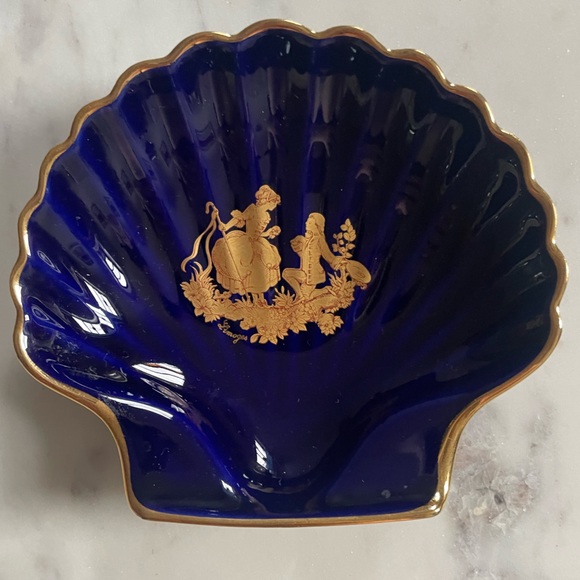 Porcelain trinket dish shell shape with gold figures - Picture 5 of 6